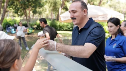 Başkan Kotan'dan çocuklara karne hediyesi dondurma ikramı