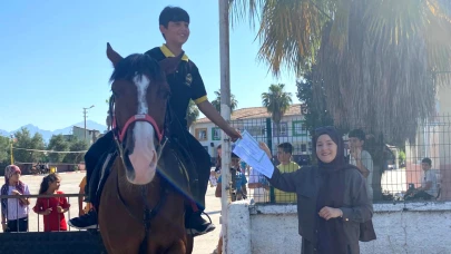 Karnesini Almaya Atıyla Geldi! Antalya’da 12 Yaşındaki Öğrenciden Renkli Görüntü