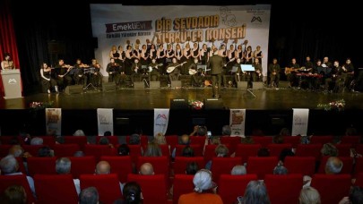 Mersin’de emekli korosundan duygu dolu türkü gecesi