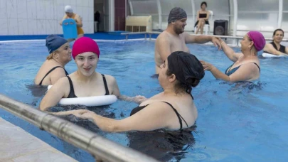 Özel gereksinimli çocuklar yüzmenin keyfini yaşıyor