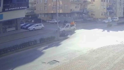 Hafif ticari araçla çarpışan motosiklet sürücüsü ve yolcu ölümden döndü