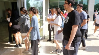 Aksesuarlarını çıkarmaya çalışırken sınav saatini kaçırdı