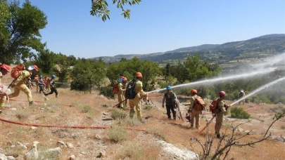 Yeni göreve başlayan yangın işçilerine uygulamalı eğitim