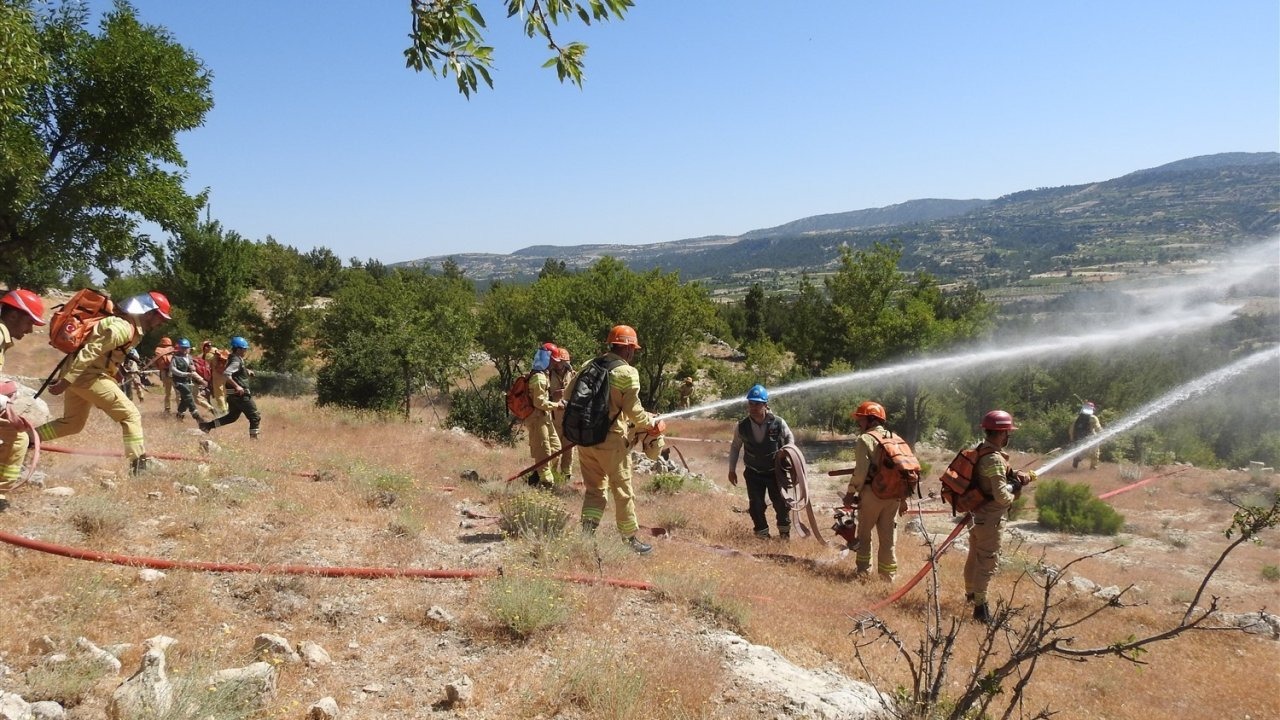 Yeni göreve başlayan yangın işçilerine uygulamalı eğitim