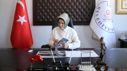 "Şalvarlı" belediye başkanı hem evini hem ilçesini kalkındırıyor