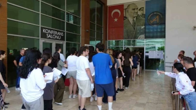 Sınava son saniyede yetişti, binaya velilerin alkışları eşliğinde girdi