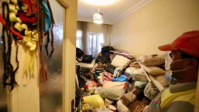 Kepez’de çöp ev operasyonunda 2 ayrı evden 8 kamyon dolusu çöp çıktı