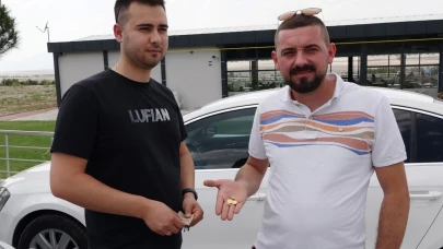 Otomobilde unutulan altınları sahibine iade etti