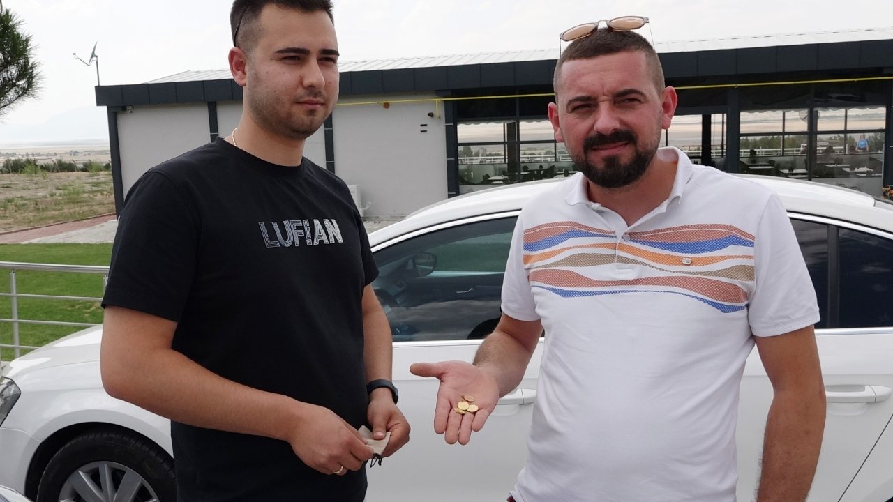 Otomobilde unutulan altınları sahibine iade etti
