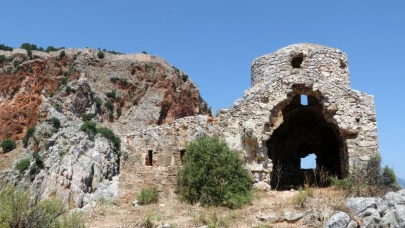 Tarihi kilisenin taşlarını söküp, bölgede mangal yapmışlar