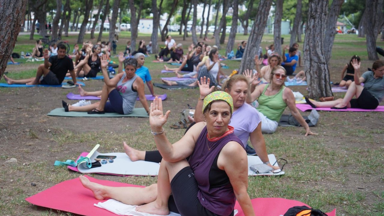 Konyaaltılılar keman dinletisi eşliğinde yoga yaptı