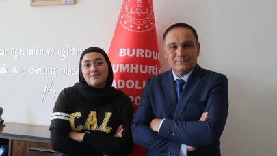 Lise öğrencisi kitap yazma hayalini öğretmenlerinin desteğiyle gerçekleştirdi