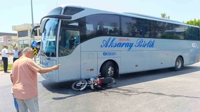 Yolcu otobüsüyle çarpışan motosikletli, lastiğin altında kalmaktan son anda kurtuldu