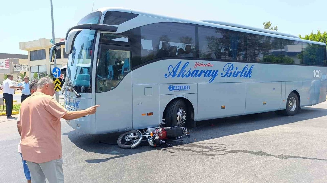 Yolcu otobüsüyle çarpışan motosikletli, lastiğin altında kalmaktan son anda kurtuldu