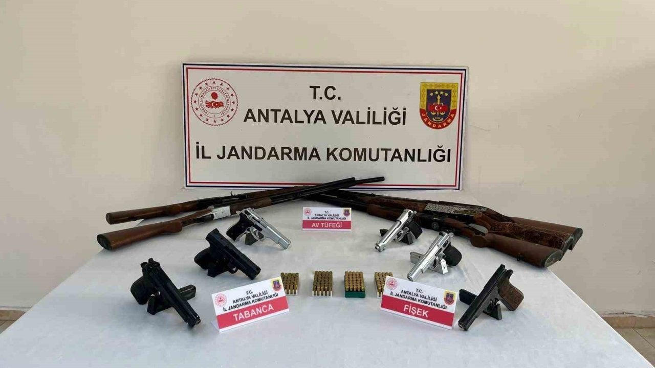 Antalya’da jandarmadan kaçak silah operasyonu