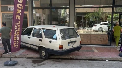 Mersin’de araçlar iş yerlerine daldı
