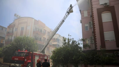 Dairede çıkan yangını meraklı gözlerle izlediler