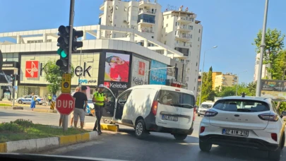 Antalya’da Otomobil Kazası: Araç Refüje Çıktı!