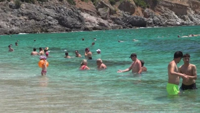 Alanya’da aşırı sıcaklar sahilleri doldurdu