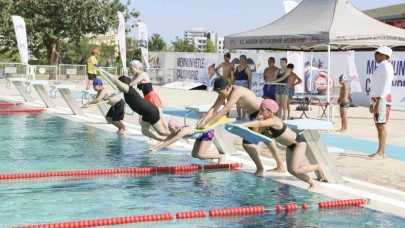 Sıcaklara Sporla Karşılık: Mersinliler Yüzme Kurslarına Akın Ediyor