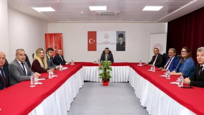 Vali Toros, Aile ve Sosyal Hizmetler İl Müdürlüğünde değerlendirme toplantısı yaptı