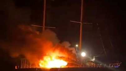 Muğla'da marinada demirli gulet tekne, çıkan yangında battı