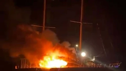 Muğla'da marinada demirli gulet tekne, çıkan yangında battı