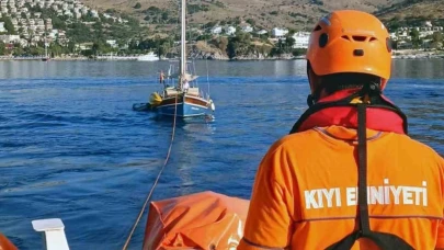 Bodrum’da arızalanan ve içinde 2 kişi bulunan tekne KIYEM ekiplerince kurtarıldı