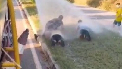 Sıcaktan bunalan çocuklar refüjde sulama yapan su tankeriyle serinledi