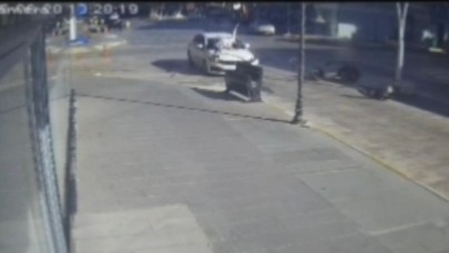 Antalya’da otomobil ile çarpışan motosikletin sürücüsü metrelerce savruldu