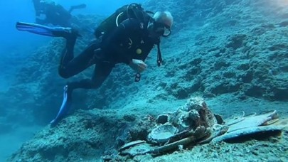 Bakan Ersoy, Akdeniz’in 2 bin yıllık su altı hazinesine dalış yaptı