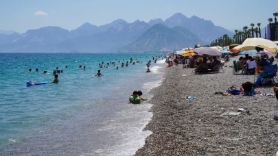 Antalya'da sıcaktan bunalanlar sahile akın etti