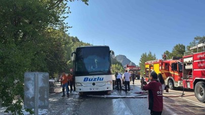Seyir halindeki yolcu otobüsü alev topuna döndü