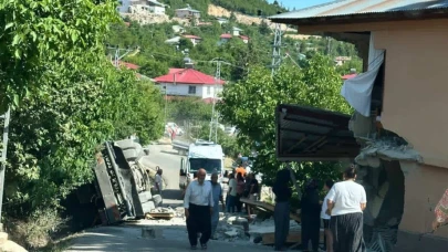 Kamyon eve çarpıp devrildi sürücü hayatını kaybetti