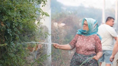 Antalya’da iki noktada çıkan yangında alevlerle burun buruna geldiler