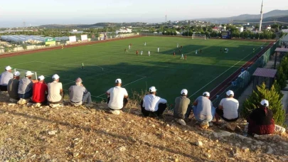 Eşler, çocuklar sahada kadınlar tribünde