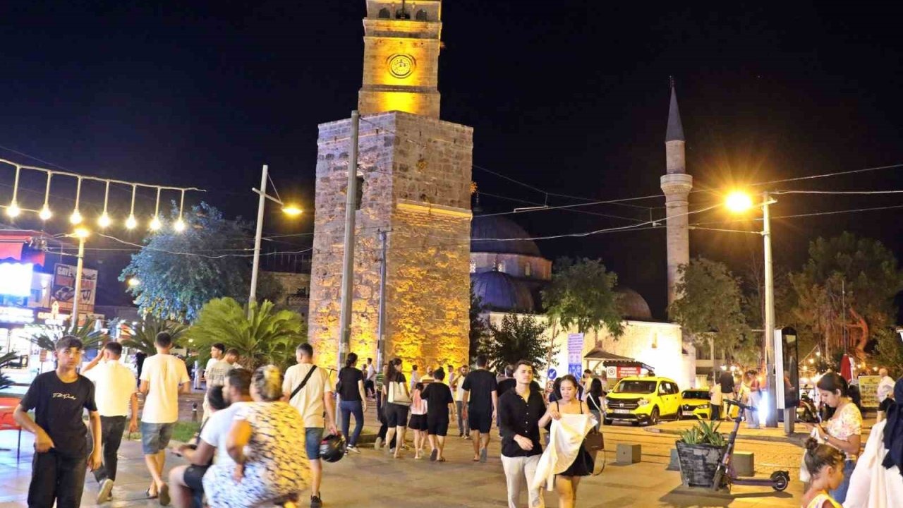 Tarihi semtte nüfus gündüzleri 100 kişiyken geceleri 10 binleri buluyor!