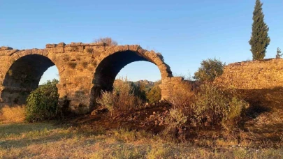 Antalya'da korkutan yangın! Tarihi Aspendos Su Kemerleri