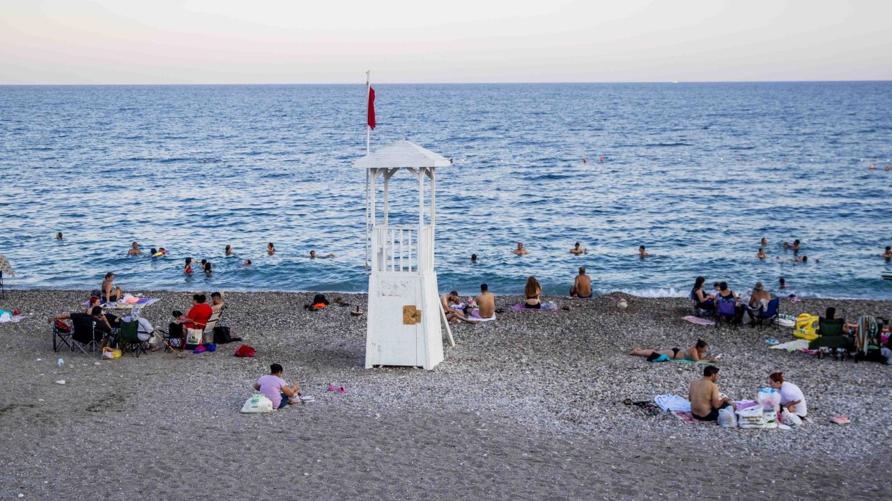 Konyaaltı Sahili'nde cankurtaran mesaisi sonrası tehlikeli saatler