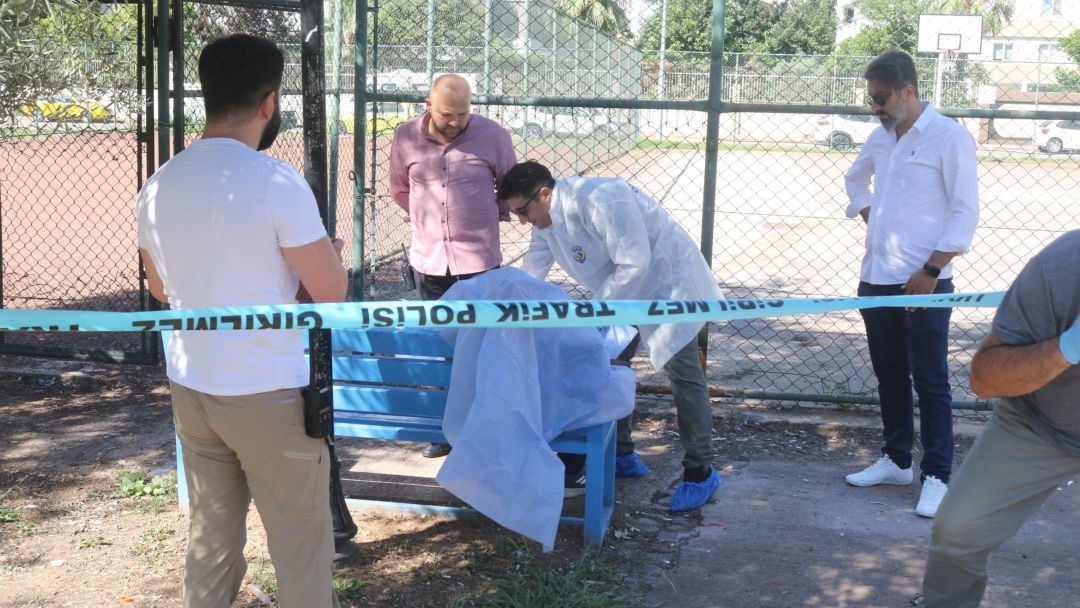 Bankta oturur halde ölü bulundu