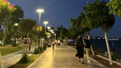 Antalya Sahillerinde Akşam Yoğunluğu
