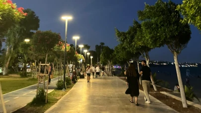 Antalya Sahillerinde Akşam Yoğunluğu