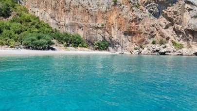 Antalya’da el değmemiş bir koy! Denizin temizliğini gören tekrar geliyor
