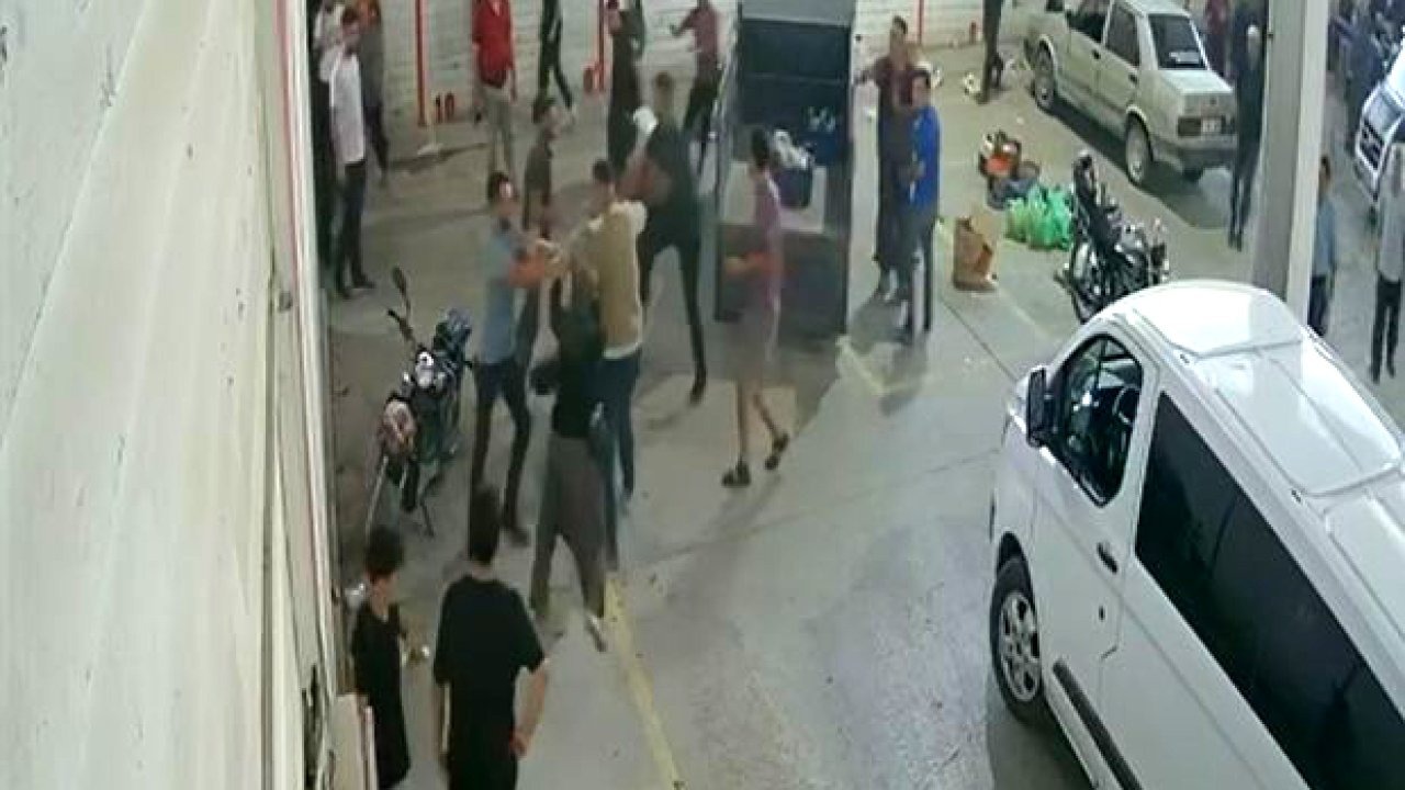 Polisin biber gazı sıkarak ayırdığı akraba pazarcıların kavgası kamerada
