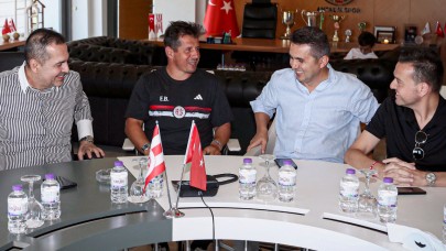 Antalyaspor’da yüzler gülüyor! Emre Belözoğlu yöneticilerle buluştu