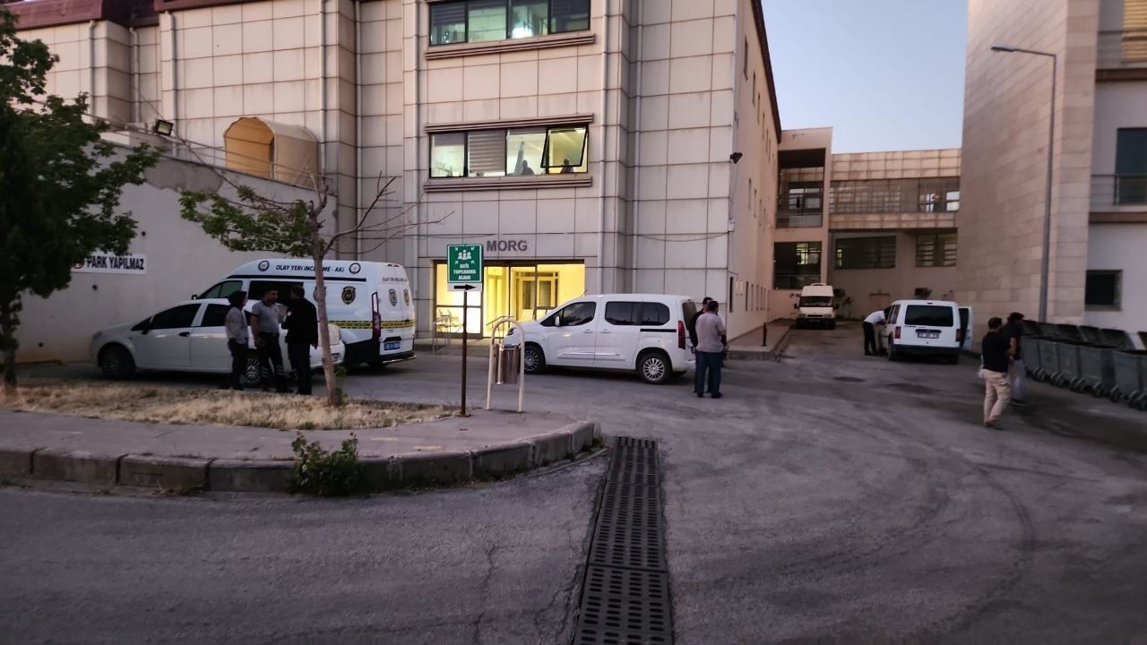 Çalıntı araçla kaçarken ’dur’ ihtarına uymadı, jandarmaya ateş edip kendini vurdu