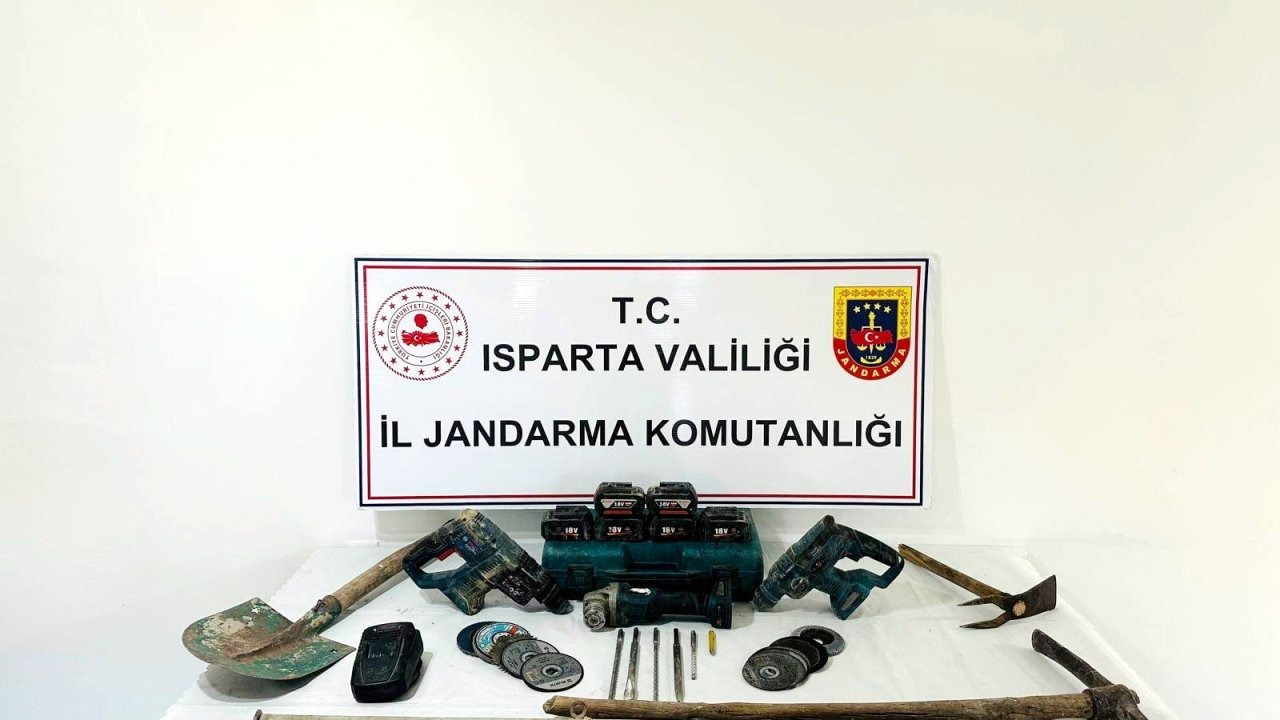 Define ararken yakalandılar
