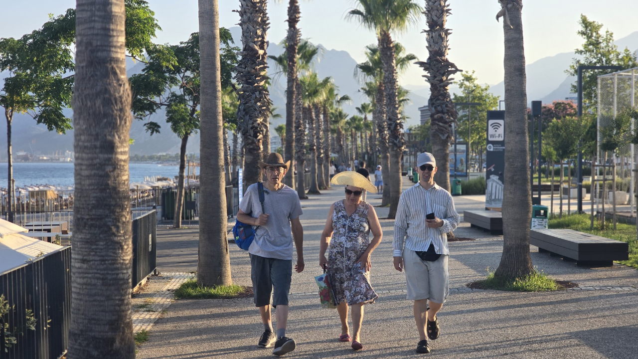 Antalya Sahillerinde Hafta Sonu Yoğunluğu