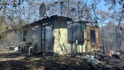 Muratpaşa ilçesinde çıkan orman yangınında bir ev yandı