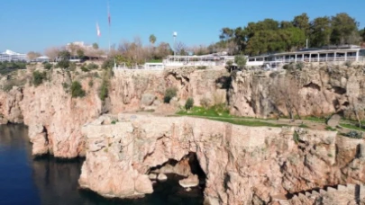 Antalya'da falezlerden düşen yabancı uyruklu genç hayatını kaybetti